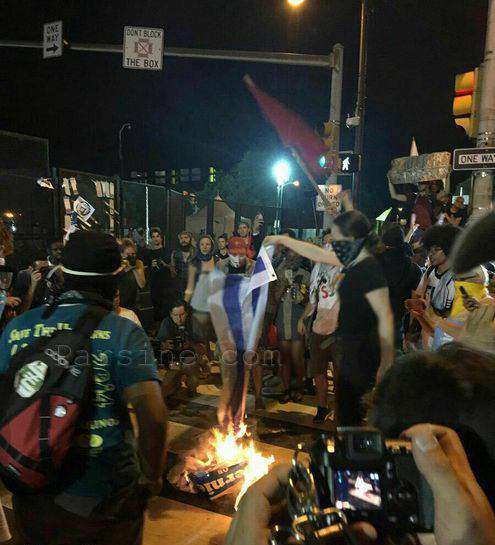 آتش زدن پرچم اسرائیل در آمریکا 
تعدادی از طرفداران برنی سندرز مقابل محل برگزاری کنوانسیون ملی دموکرات‌ها تجمع کرده، و پرچم اسرائیل را آتش زدند